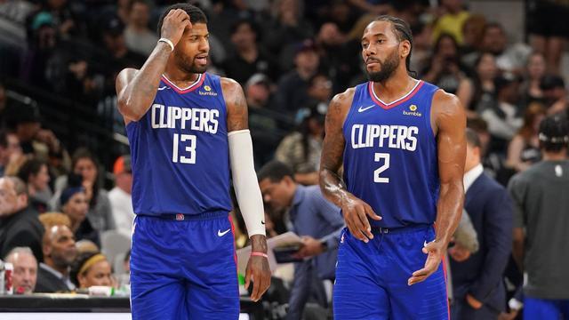 掘金主场有几位小球迷举牌支持威少：拉塞尔拿MVP
