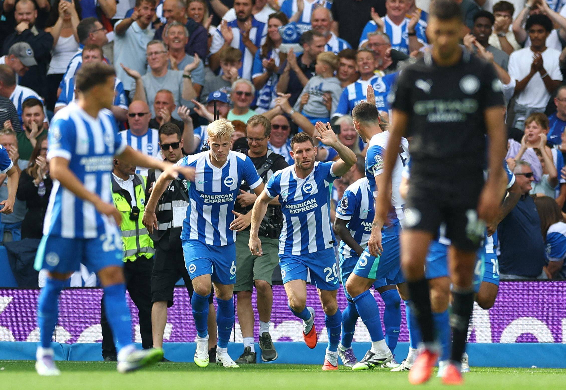 球星关键球命中后转身太霸气