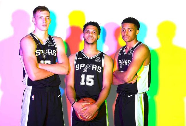 [NBA]面对罗林斯 东契奇转身三分命中