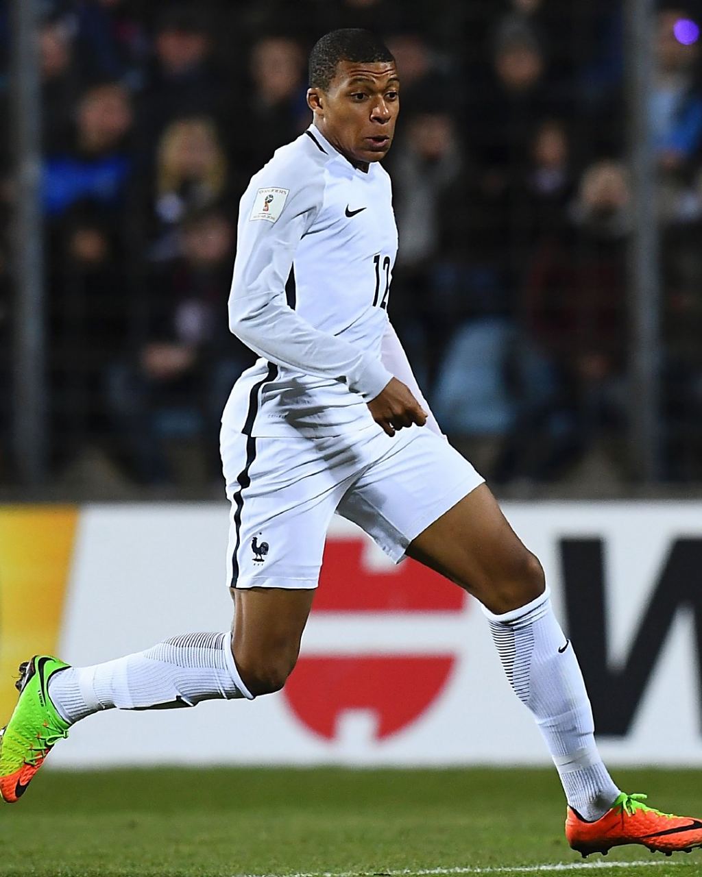 🚨｜ 突发消息：特尔施特根对降薪加盟赫罗纳持开放态度，他甚至已经与主帅米歇尔进行了会谈。[@La_SER] #fcblive 🔴⚪ 来源：BarçaTimes